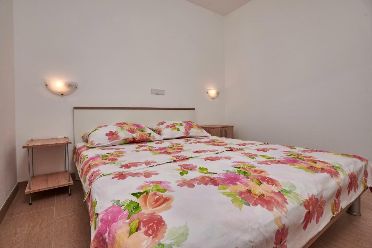 Apartmani B&B Ližnjan Εξωτερικό φωτογραφία